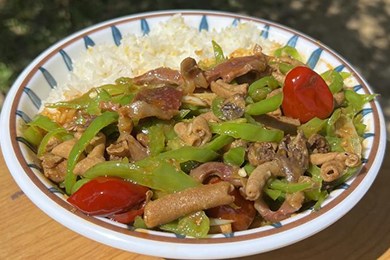 香辣鸡杂盖浇饭